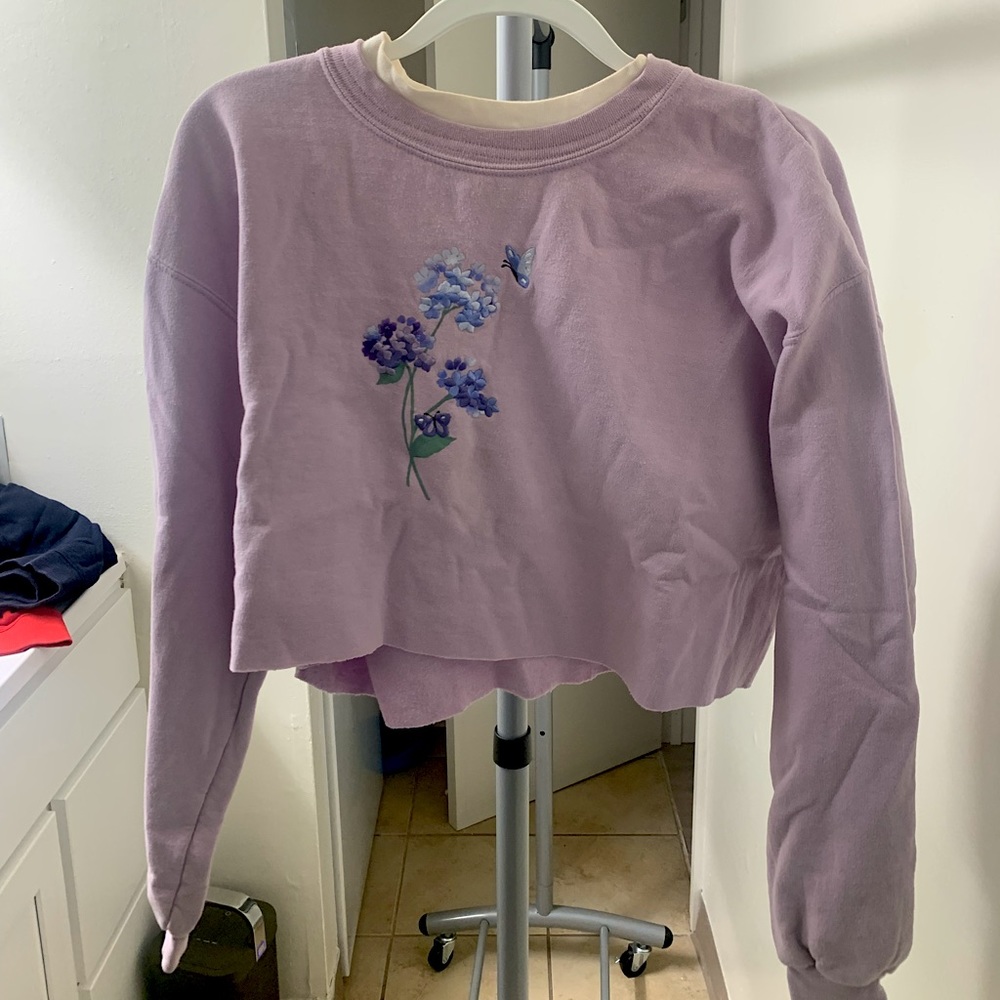 Top Stitch | Light Purple Cropped Sweater w/ Butterfly | Size: XL